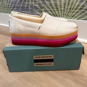 LIKE NEW!!!! Tom’s Alp Platform white canvas 7.5
